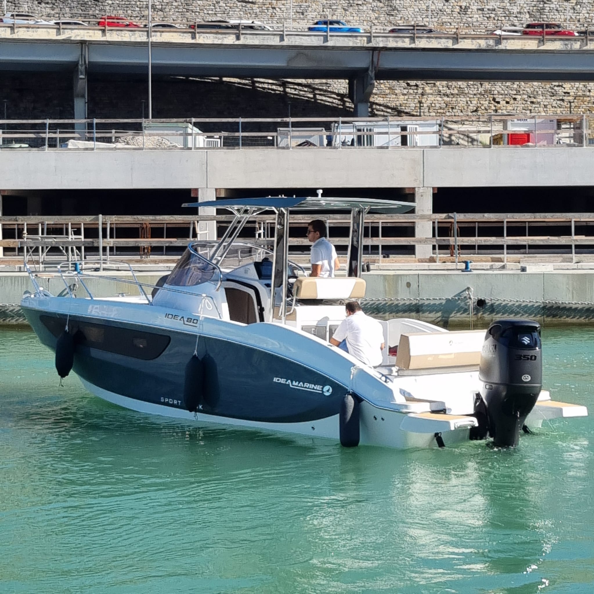 Imbarcazione Idea Marine con motore fuoribordo Suzuki in porto